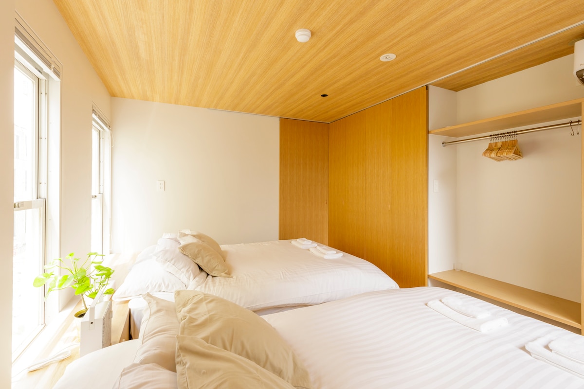 هناك غرفة نوم بسريرين مزدوجين ، مع أبواب منزلقة لتوفير الخصوصية في الليل. كما يتم الكشف عن مساحة خزانة ، حيث يمكنك استخدامها للحفاظ على ملابسك أثناء إقامتك.