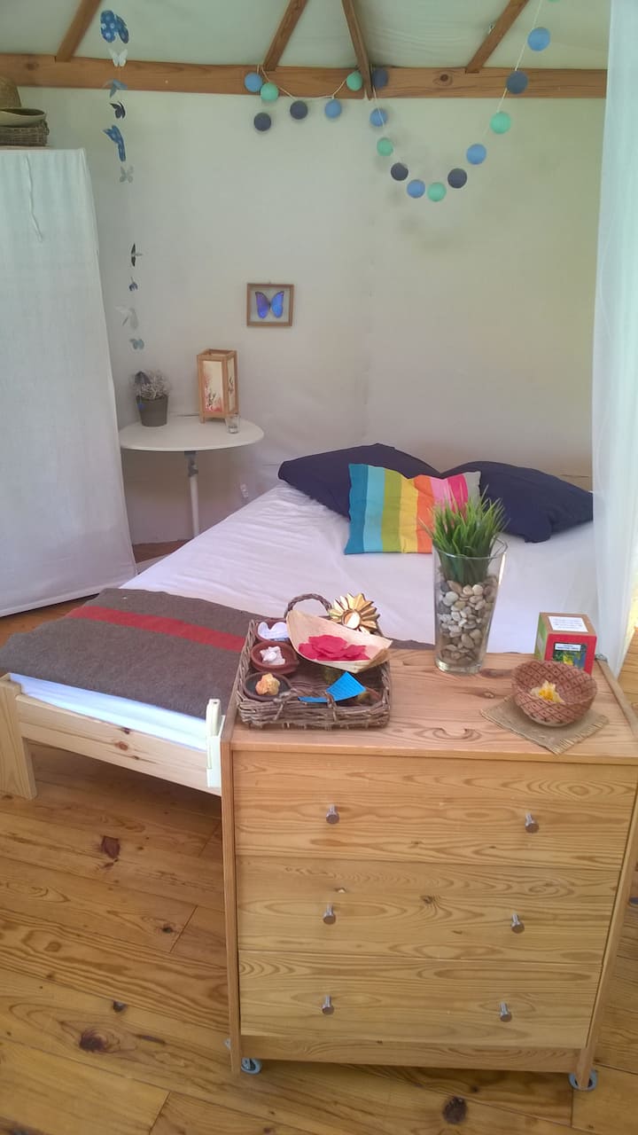 Un futon confort avec latex naturel, coco et coton peut accueillir deux personnes. Apporter vos draps ou sac de couchage