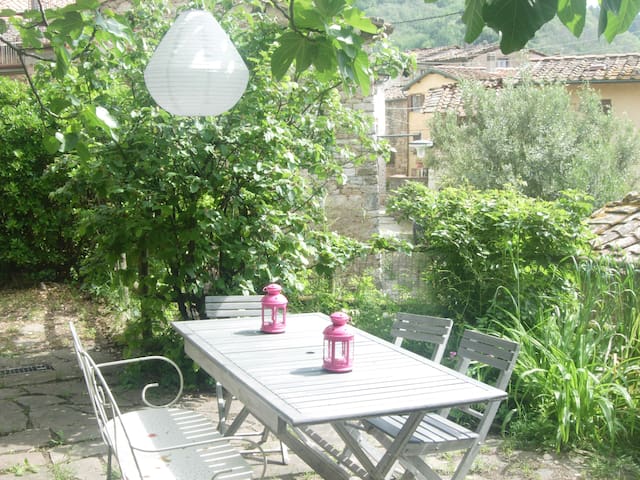 WIDE HOUSE BETWEEN THE LUCCA'S HILLS AND  THE SEA