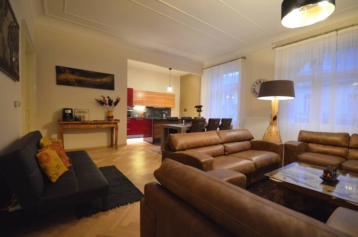 Grand Luxury – Collection Kozi – Old Town Square gallery image 4