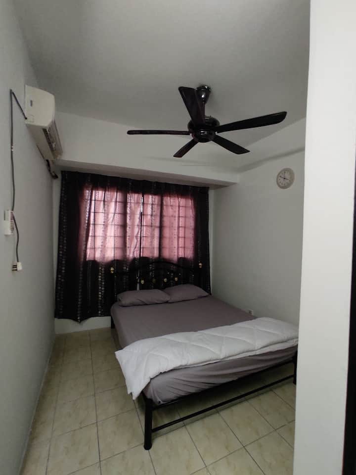 Dormitorio principal con inodoro adjunto. Tiene aire acondicionado. 