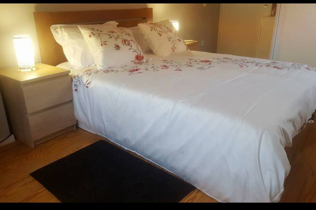 Calheta – quarto de casal, com uma cama de casal e mais uma cama de solteiro wc privado. Situa-se no 3º andar sem elevador. Preço de € 65,00 por noite, por pessoa, a que acresce a taxa de e € 2,00 por noite, por pessoa.