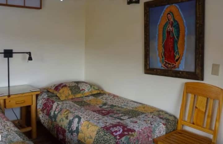 غرفة نوم صغيرة في الطابق العلوي