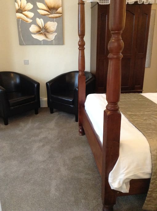 Four poster room