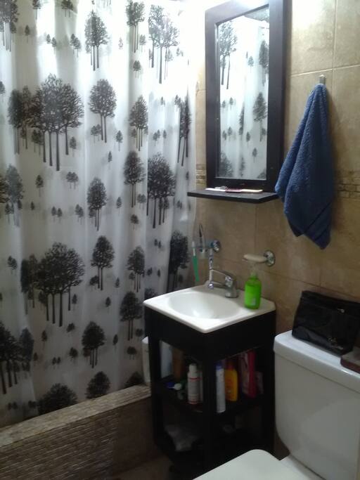 Acogedor baño remodelado a nuevo, incluye toallas, jabón, shampoo y acondicionador