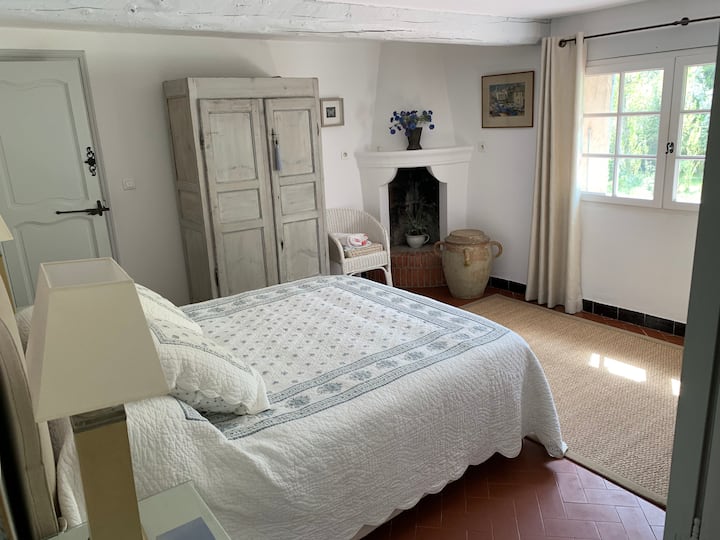 Camera da letto matrimoniale con vista sulla piscina