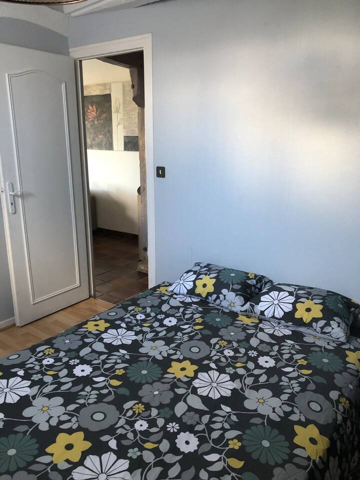 Ოთახი გარდერობითა და ორადგილიანი საწოლის ზომით 140x190 