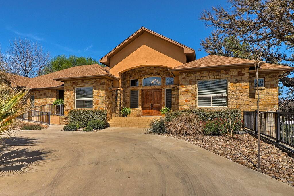 Up to 10 guests can spread out in 3,851 square feet.