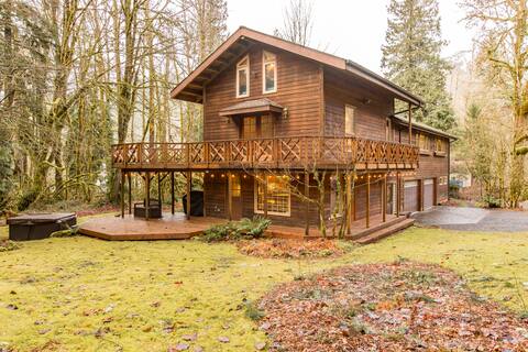 Mt. Baker Lodge hot tub & sauna, creek sleeps 16+