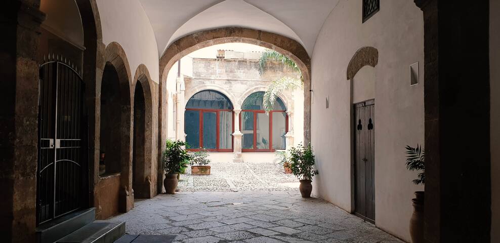 HISTORIC CITY CENTER - L'antro di Cariddi