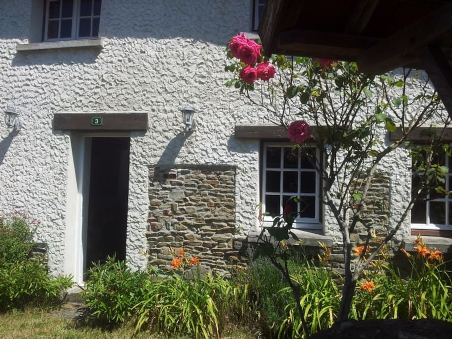Façade maison avec puits