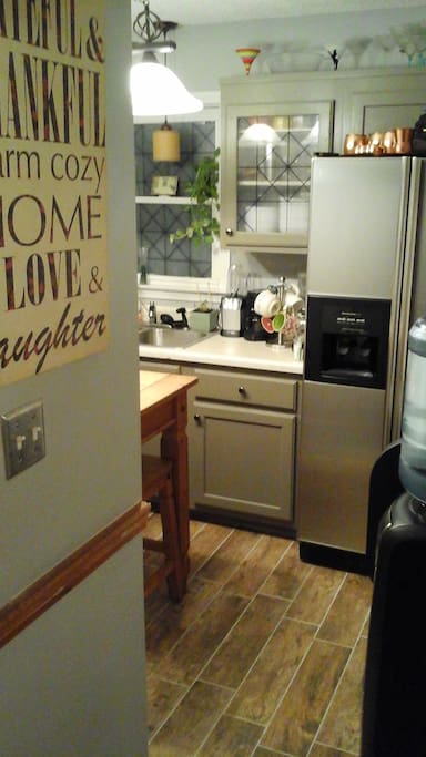 Full Kitchen with eat-in island.