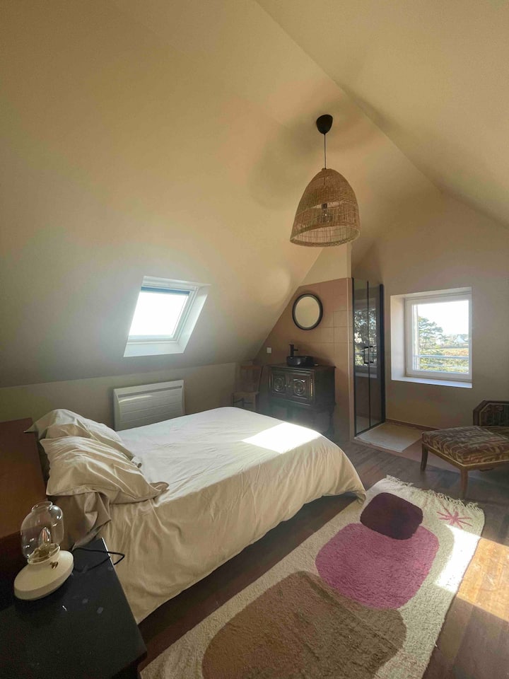 Hlavná spálňa sa nachádza na druhom poschodí s vlastnou kúpeľňou