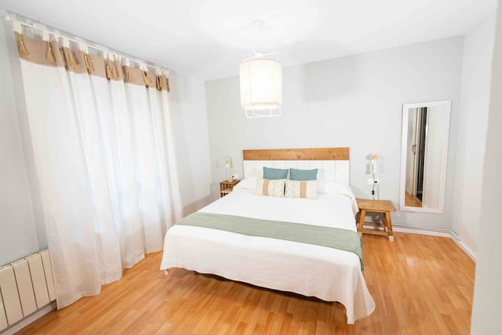 غرفة رئيسية. غرفة نوم واسعة بسريرين من 90 معًا. مع التدفئة وتكييف الهواء.