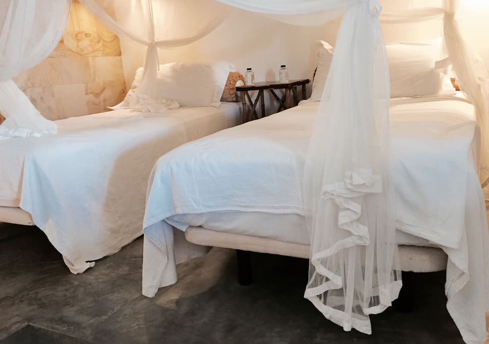 The Coco Room: Twin beds in this beautiful bright room. Delicate. White. Simplistic. And with a view to the poolside. Private bathroom and tea kitchen. Pure Luxury..
