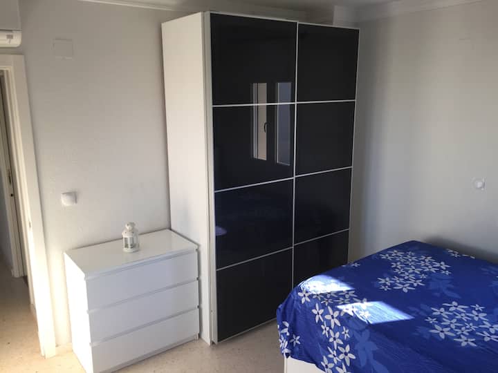 Საძინებელი 1, რომელშიც ტანსაცმლის შესანახი სათავსოა