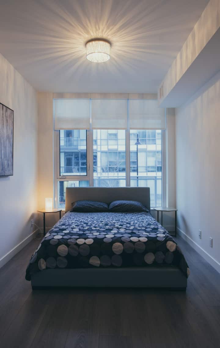 בחדר השינה יש מיטת קווין סייז נוחה עם כריות נוספות, ארונות וחדר רחצה צמוד.