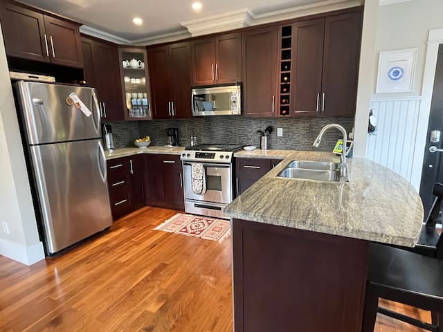 Bright, spacious 3-bed…location! (Superhost) gallery image 5