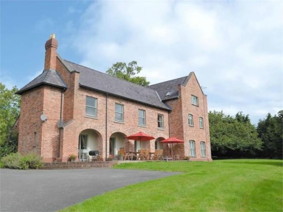 Gaer Hall Guilsfield a country mansion with hottub Houses for Rent in