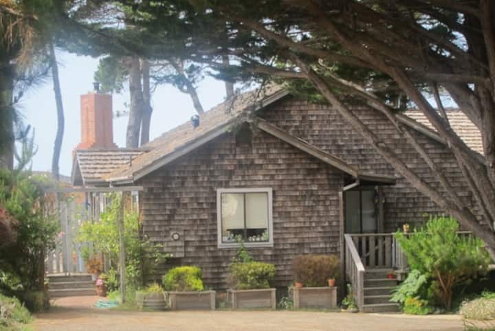 COZY CASPAR COTTAGE WITH OCEAN VIEW