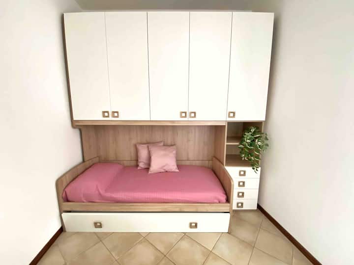 Საძინებელი 2 ერთადგილიან საწოლამდე, მეორე გამოსაწევი საწოლი მის ქვეშ