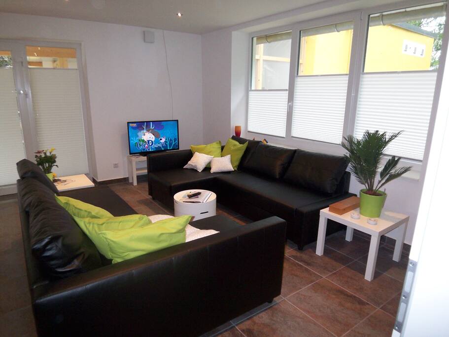 Wohnzimmer mit zwei Schlafsofas