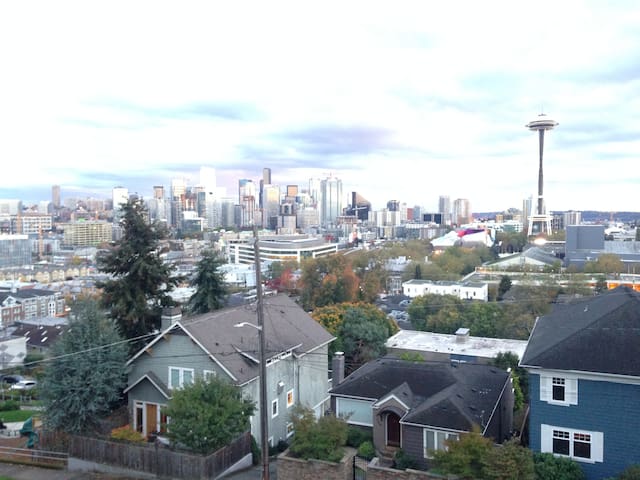 Luxury in Queen Anne very walkable! gallery image 2