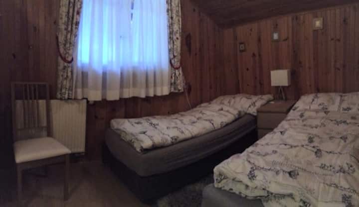 Chumba cha kulala chenye vitanda 2 tofauti kutoka kwenye sebule na sinki.
Uwezekano wa kuunganisha vitanda 2.