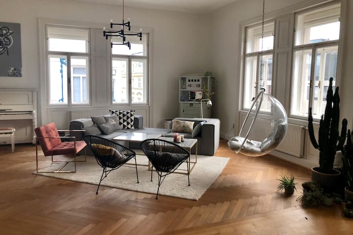 Grand residence with terrace near Opera