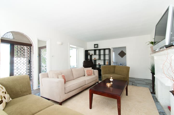 6 Bdrm/11 Bed – House of Friendship gallery image 2