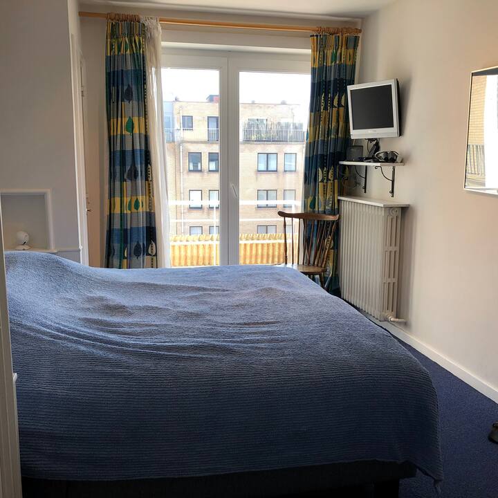 1つ目のベッドルームには、クイーンサイズダブルベッドと専用バスルームがあります。