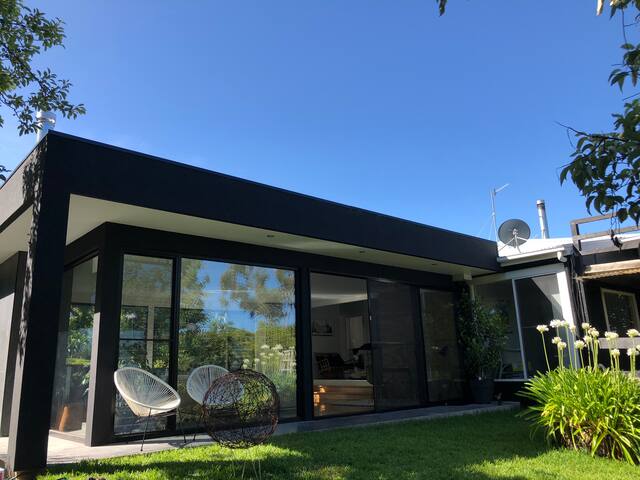 Stunning 50’s Beach House gallery image 3