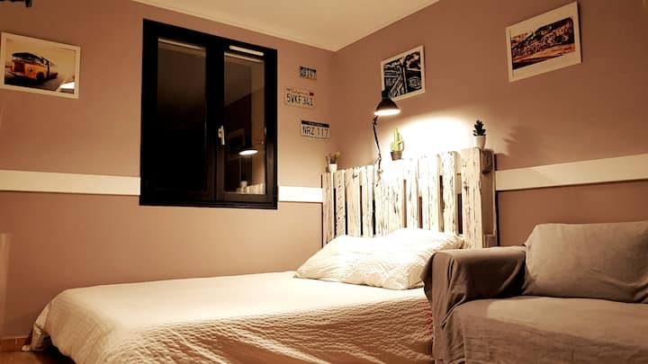 Première chambre jusqu’à 4 personnes comprenant 1 lit double (160x200), 1 Canapé convertible en  (160x200), TV, WIFI et vue imprenable sur les montagnes.