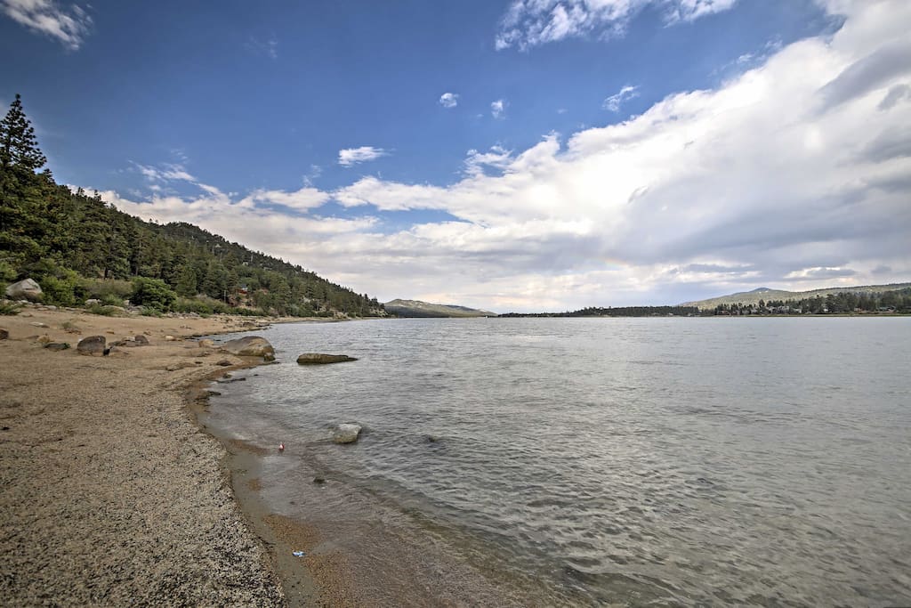 Enjoy the convenience of walking to the lake, located only 15 minutes away.