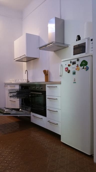 l'angolo cucina e la lavastoviglie