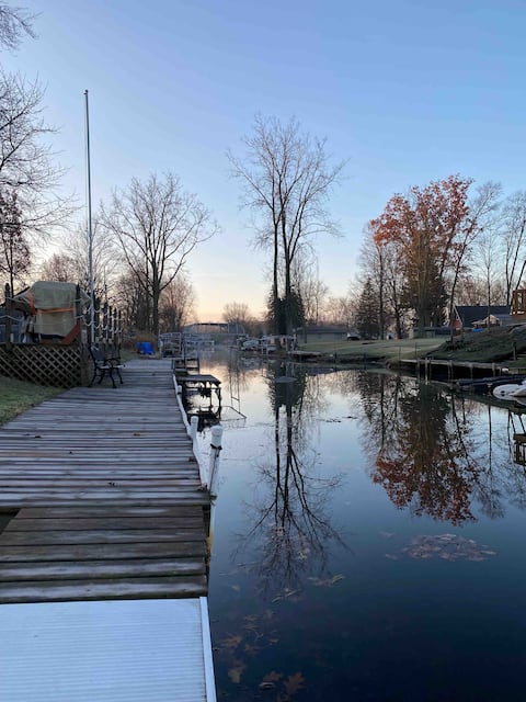 Lake Escape Cottage (waterfront, jacuzzi, parking)