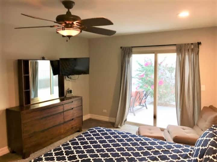 卧室3张标准双人床、电视和通往露台的独立门