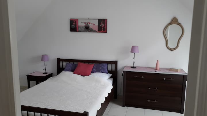 Velika svijetla odvojena spavaća soba s 140 kreveta, noćnim ormarićem i komodom