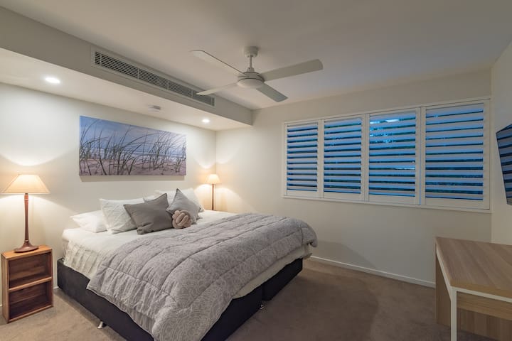 chambre principale avec climatisation et salle de bain attenante 