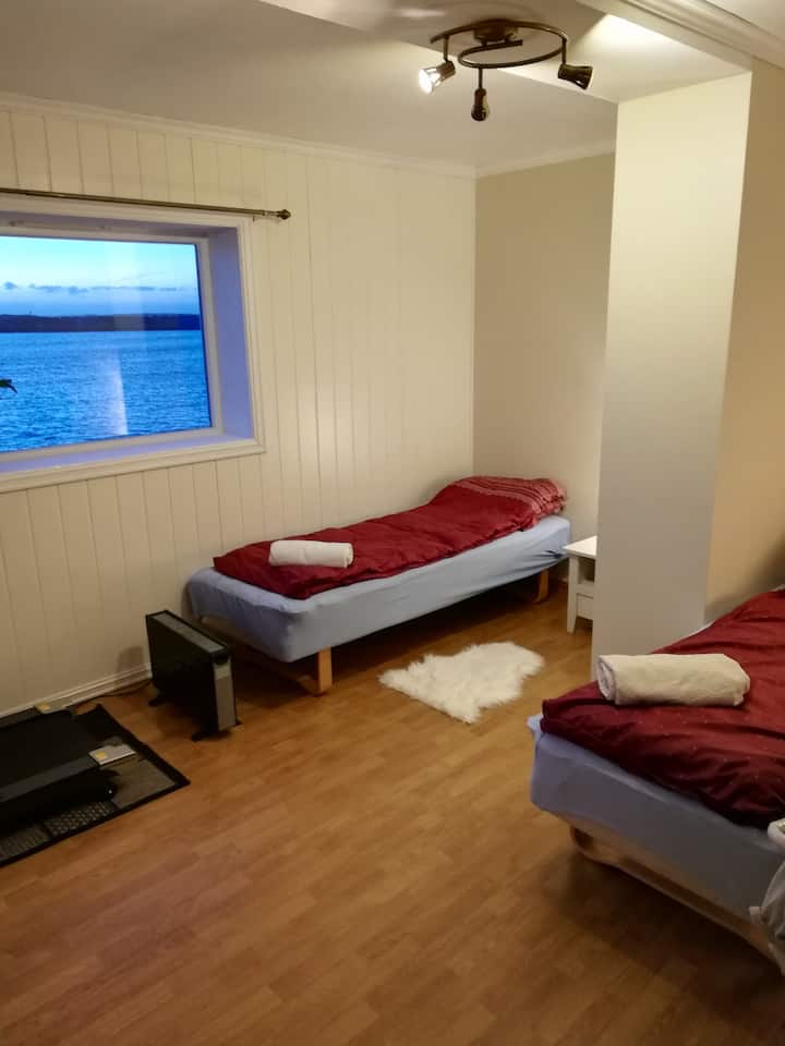 Sovrum 2 med 2 enkelsängar och lite fitnessutrustning
