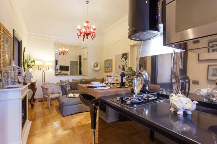 COLOSSEUM/TREVI FOUNTAIN LUXURY APT gallery image 3