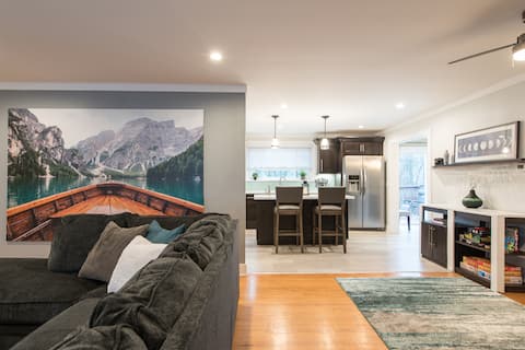Cozy, Artsy, Modern, 2BR House 11 Mins to Downtown