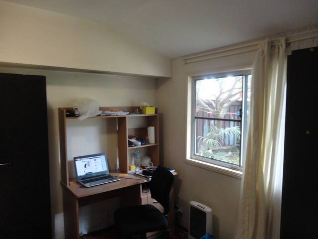 Large sgl rm close to shops/restaurants/transport.