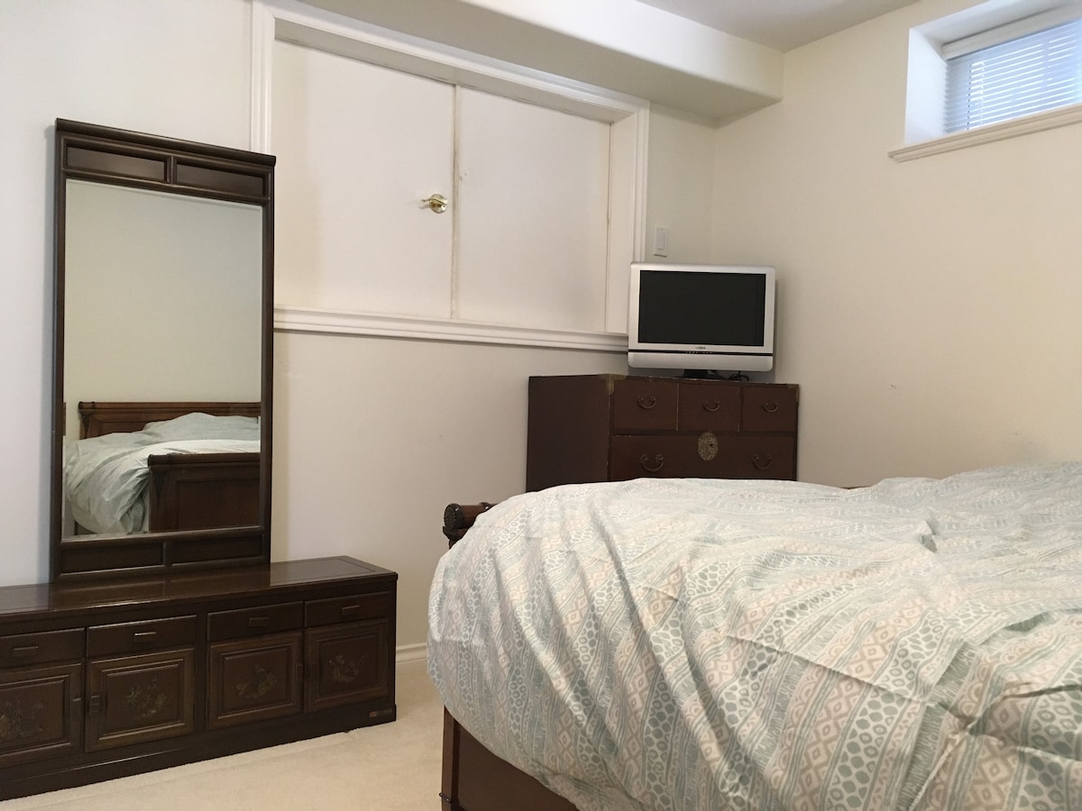 غرفة نوم بسرير كبير