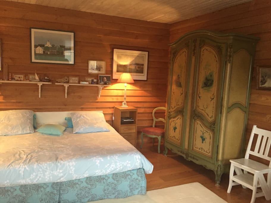 Chambre turquoise, son armoire peinte de famille