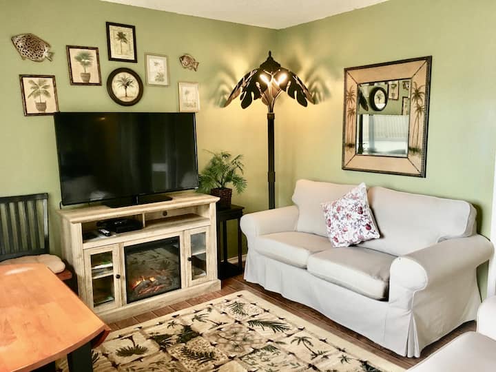 2 Bdrm Condo 200 yards from Beach! (207)