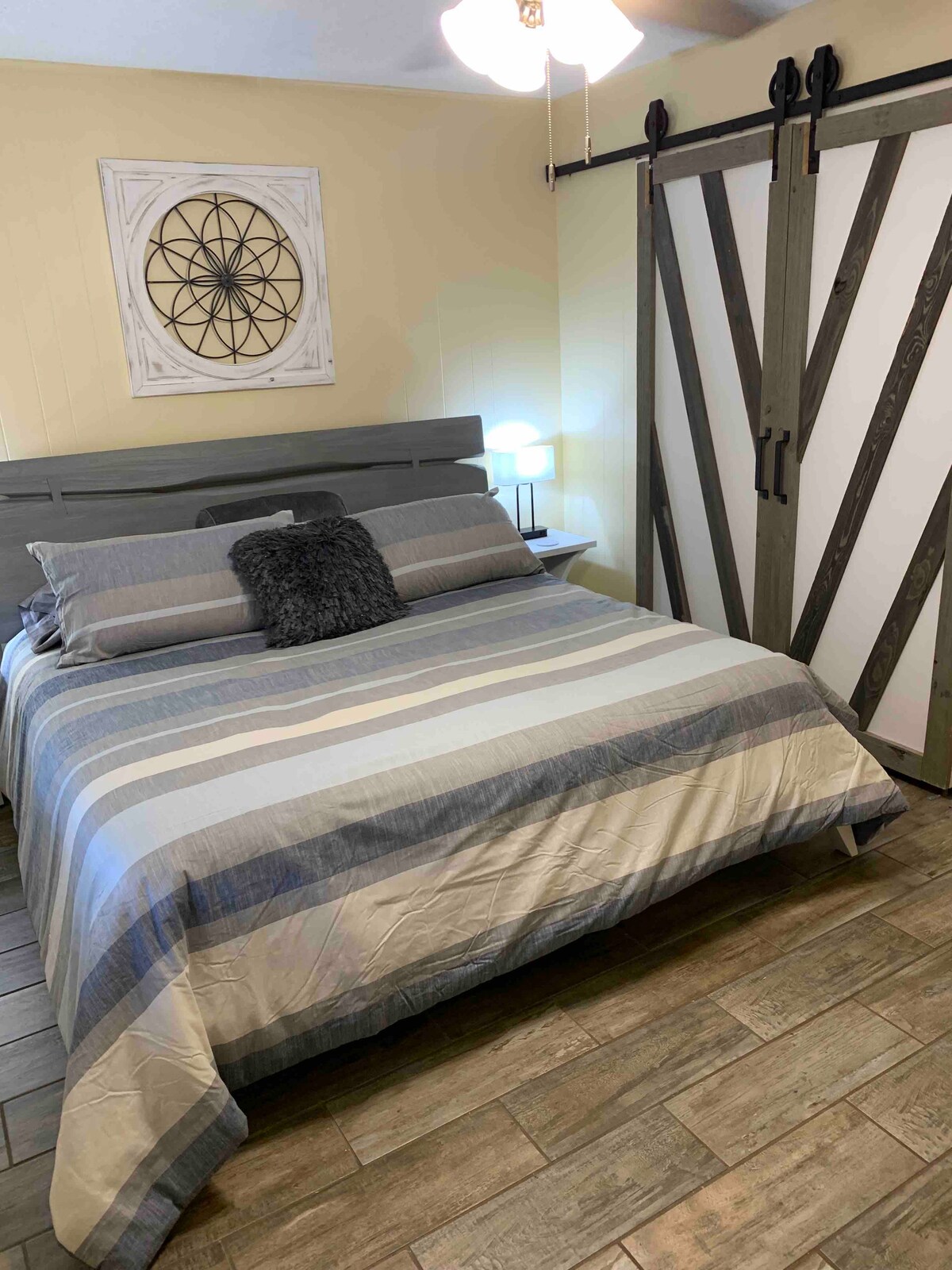 Prednja spavaća soba s bračnim krevetom, velikim ormarom 