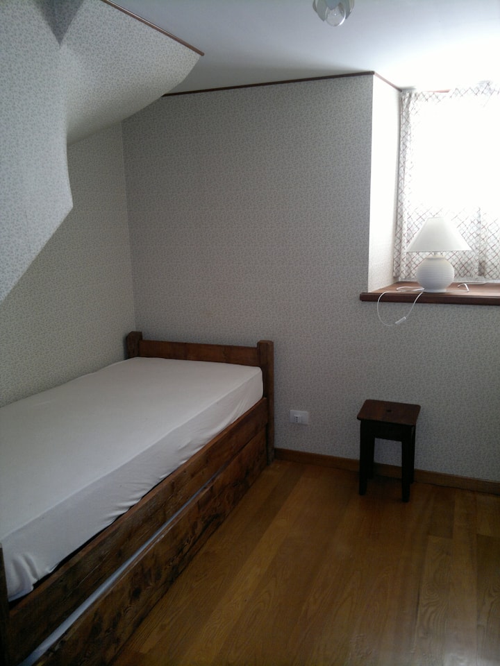 dhomë në katin e poshtëm me krevat tek dhe krevat me dalje. Dollap i madh i montuar në mur. Dyshekë të shkëlqyer