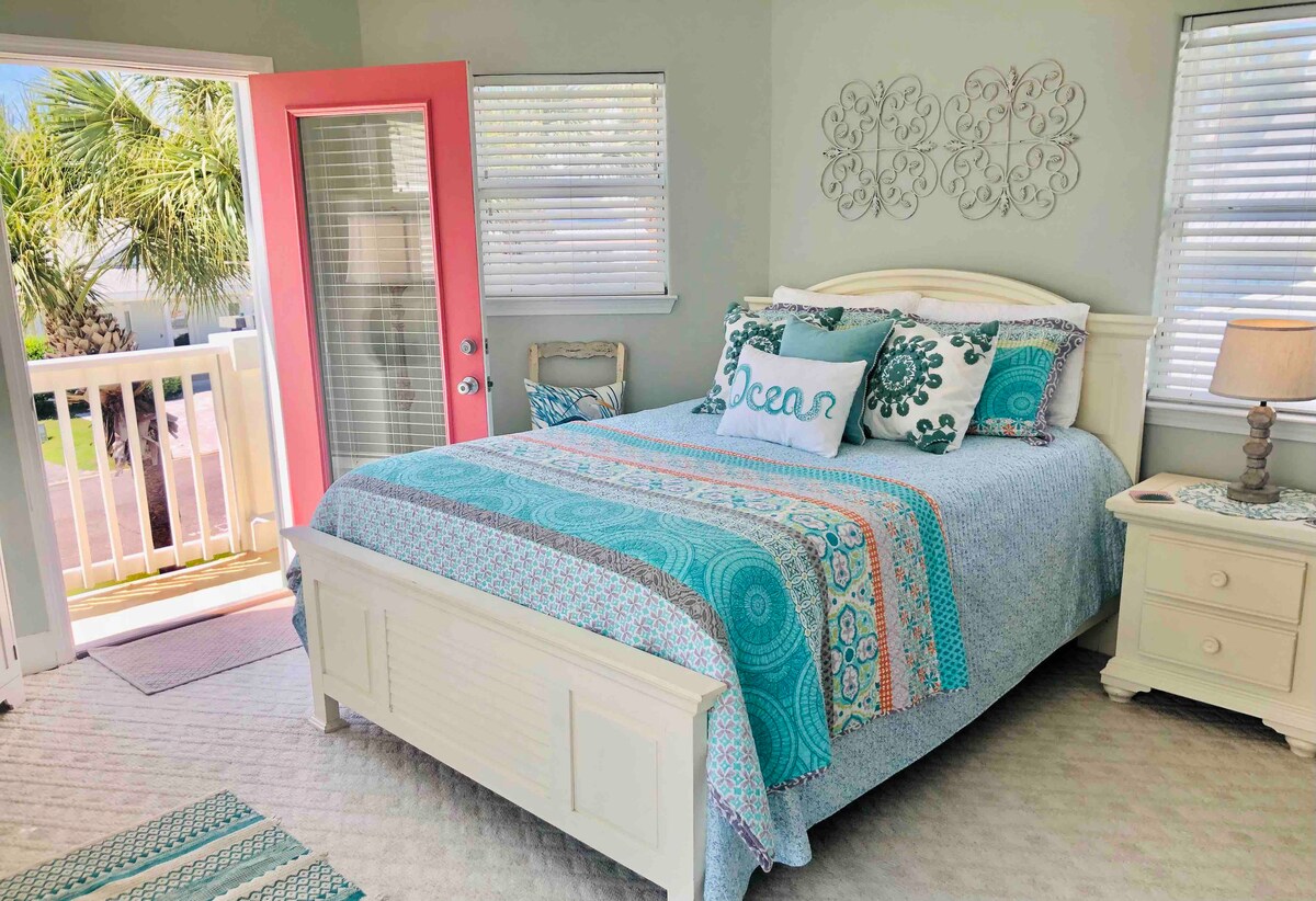 Boven slaapkamer met balkon eigen badkamer en enorme inloopkast. 