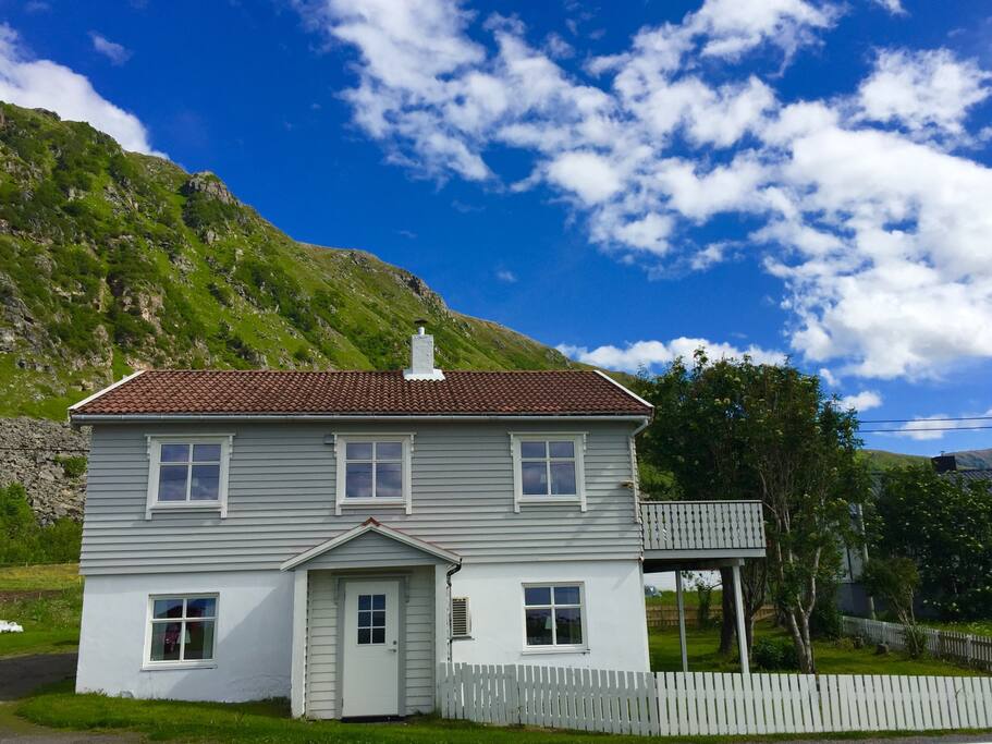 Huset sett fra veien. Vindu fra kjøkken og stue i 2. etasje. 2 soverom i 1. etasje, samt ekstra inngang / The house seen from the road. Windows in first floor from kitchen and living room. In ground floor window from bed rooms and extra entrance.